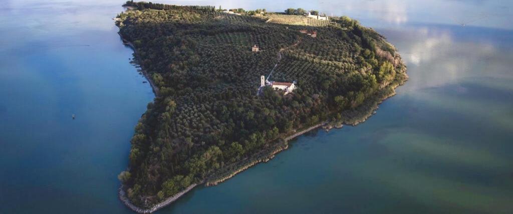 קאסטיגליונה דל לאגו Isola Polvese Resort מראה חיצוני תמונה