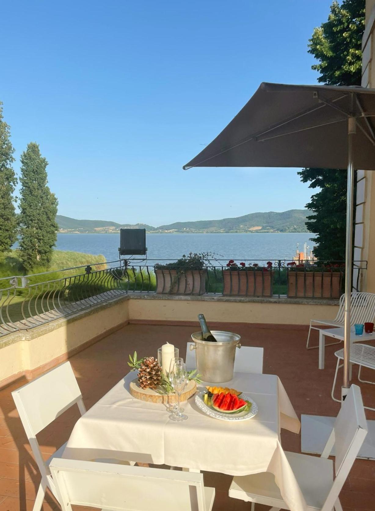 קאסטיגליונה דל לאגו Isola Polvese Resort מראה חיצוני תמונה